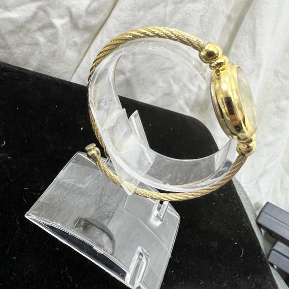 Quartz Ladys Watch Has A White Face & A Cable Wrist Holder 18kt. Gold Plating - Picture 6 of 11